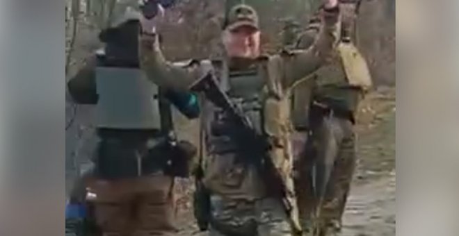 Un vídeo muestra a soldados ucranianos ejecutando a militares rusos capturados, según 'The New York Times'