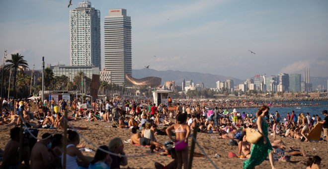 Fumar en las playas de Barcelona estará prohibido a partir de julio