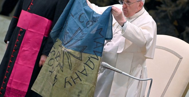 El papa encarga al cardenal Zuppi una misión para buscar la paz en Ucrania