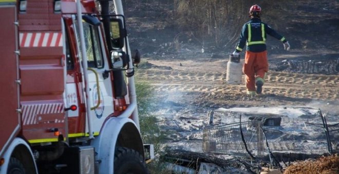 Un herido en el incendio de chabolas en un polígono de Palos de la Frontera (Huelva)