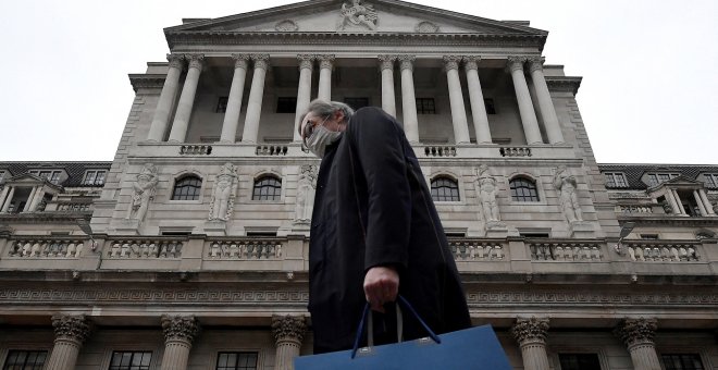 El Banco de Inglaterra sube los tipos al 1% pese a la amenaza de recesión