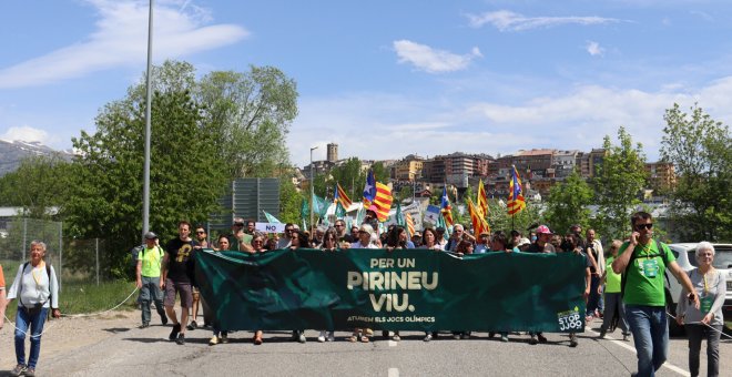 Milers de persones participen a Puigcerdà en la manifestació contra els Jocs d'hivern