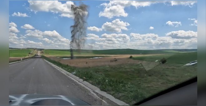 Estallidos de bombas a pocos metros y misiles sobrevolando su cabeza: el vídeo de un reportero de guerra que recorre las carreteras del Donbás