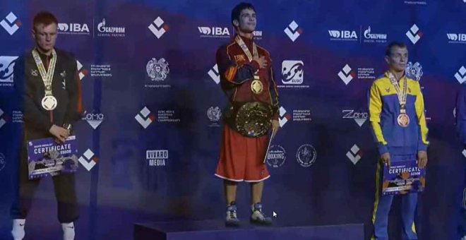 El himno franquista se cuela en la entrega del oro europeo al boxeador Martín Molina