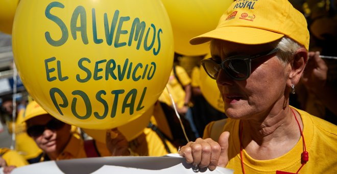 Los sindicatos califican de "éxito" el inicio de la huelga en Correos y aseguran que se han paralizado varias rutas de transporte