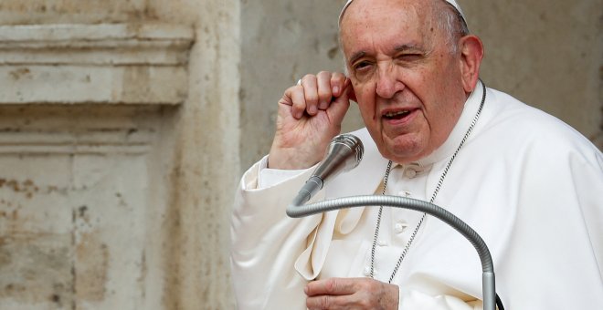 El papa defiende la sanidad pública y afirma que "recortar recursos en ella es un atentado contra la humanidad"