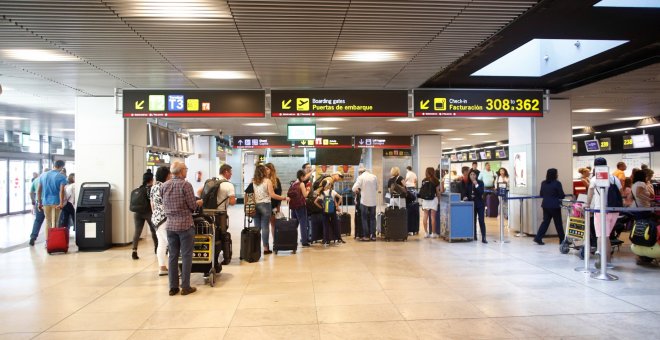 Descontrol en los aeropuertos europeos por la falta de personal y el aumento de los controles a los viajeros británicos