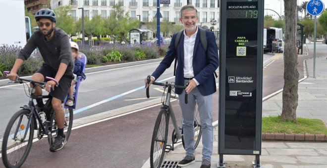 Un tótem digital contabiliza las bicicletas que utilizan el carril bici de El Sardinero