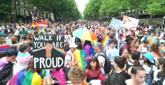 París se llena de besos en defensa de la libertad sexual y el respeto a la diversidad