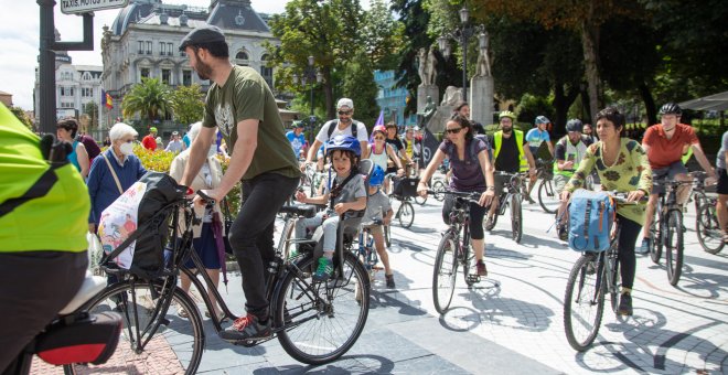 Galería: Un pelotón ciclista recorre Oviedo para reclamar la construcción del carril bici en la capital asturiana