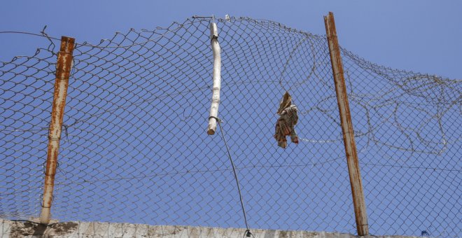 Los restos de la tragedia en Nador tras el salto de la valla de Melilla: "Nunca había visto tanta muerte"