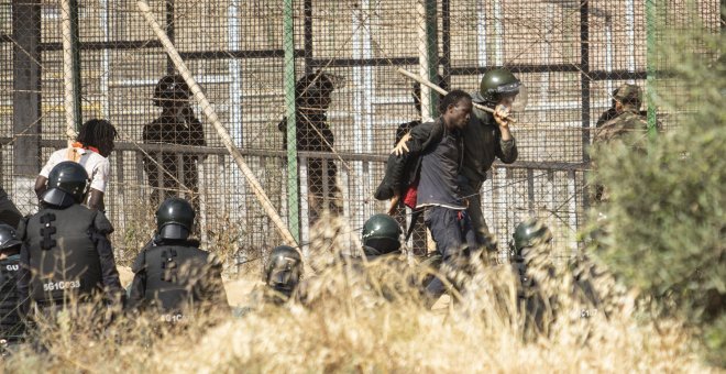 Agentes marroquíes cruzaron la valla de Melilla y golpearon a migrantes en suelo español para devolverlos en caliente