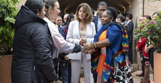 "El cambio en Colombia en una imagen": la escena de Francia Márquez saludando al servicio en la transición con la vicepresidenta saliente