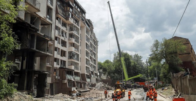 Ucrania asegura que el impacto de un misil contra un bloque de viviendas del centro de Kiev ha dejado un muerto y cinco heridos