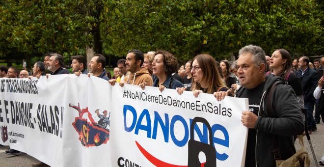 Los trabajadores de la Danone de Salas llevan su lucha a la capital asturiana