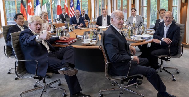 Las cámaras pillan a los líderes del G7 bromeando con "enseñar los pectorales" para mostrar "más fortaleza que Putin"