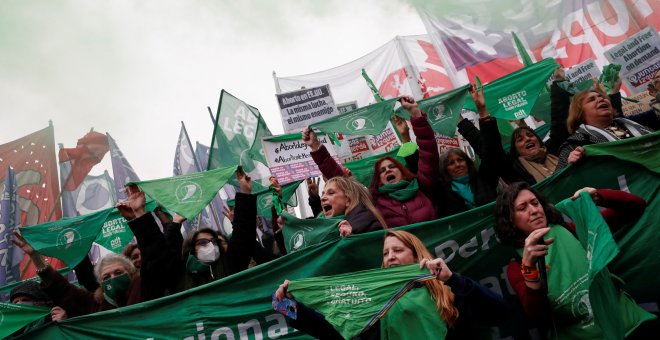 Feministas se manifiestan en la embajada de EEUU en Argentina contra la decisión del Tribunal Supremo sobre el aborto