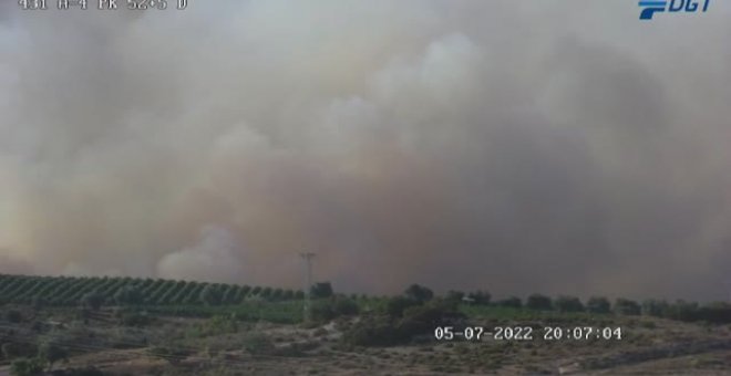 Un incendio forestal en Aranjuez obliga a desalojar a vecinos de la zona