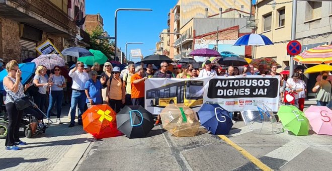 Uns 400 usuaris protesten per les deficiències del servei de bus al Baix Llobregat i exigeixen solucions a l'AMB