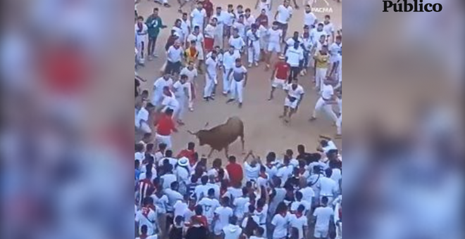 PACMA denuncia el maltrato a una vaquilla durante un encierro de San Fermín al son de 'Bella Ciao'