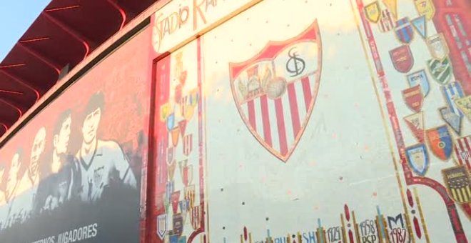 Decenas de aficionados del Sevilla protestan contra la subida del precio de los abonos