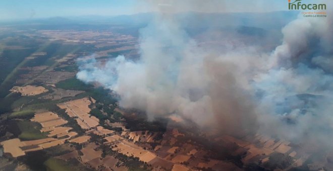 Más de un centenar de personas evacuadas por el incendio de Valdepeñas de la Sierra en el que han ardido 2.300 hectáreas