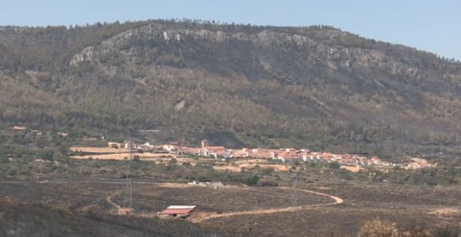 Regresan los vecinos de Casas de Miravete tras el incendio forestal que ha carbonizado más de 3000 hectáreas alrededor de sus hogares