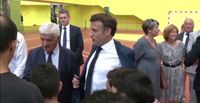 Macron encesta una canasta en su visita a un centro deportivo