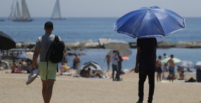 Barcelona prohíbe fumar en todas sus playas