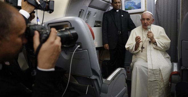 El papa deja la puerta abierta a una renuncia y dice que "no sería una catástrofe"