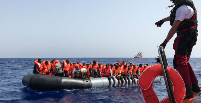 El Ocean Viking rescata a casi 400 migrantes y recibe permiso para atracar en Salerno