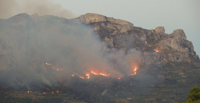 Las llamas avanzan en Vall d'Ebo tras quemar 9.500 hectáreas y se frenan en León y Zaragoza