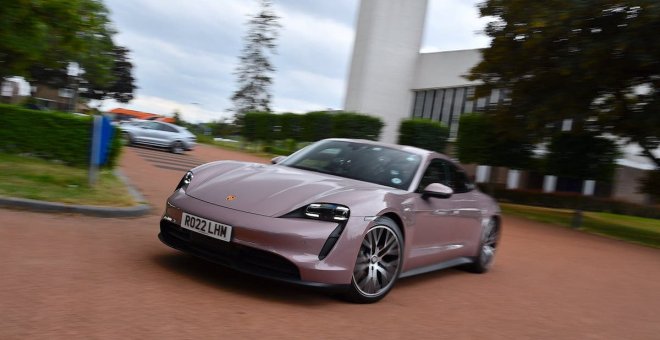 Dos periodistas baten un nuevo récord a bordo de un Porsche Taycan eléctrico
