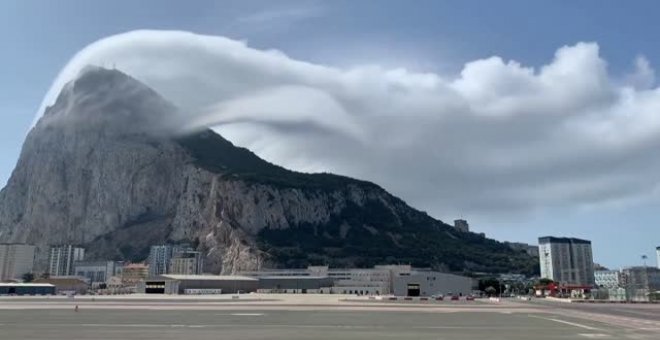 Impresionantes imágenes de una nube de Levante en el Peñón de Gibraltar