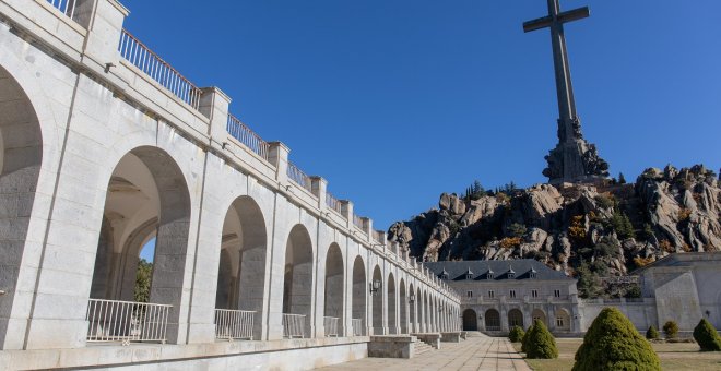 La alcaldesa de San Lorenzo de El Escorial asume que no debió paralizar la licencia para exhumar en el Valle de los Caídos