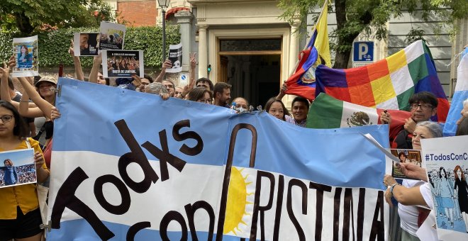 Decenas de personas se congregan en la Embajada de Argentina en España en apoyo a Cristina Fernández de Kirchner