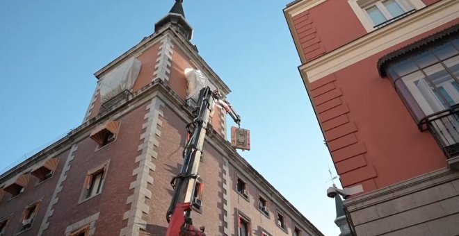 Exteriores retira los escudos franquistas de la fachada de su sede histórica en Madrid