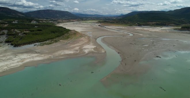 El pantano de Yesa seco, a vista de dron