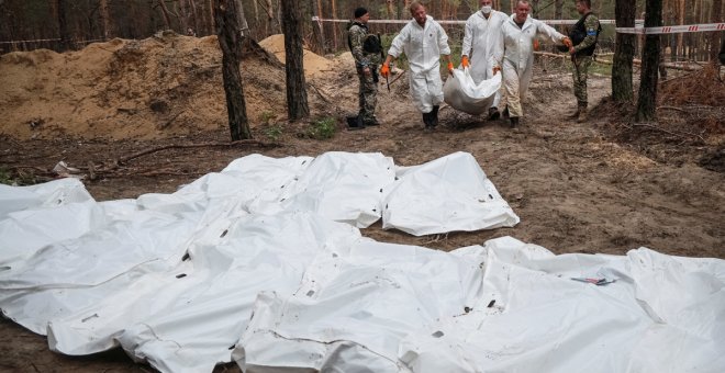 Ucrania denuncia el hallazgo de cientos de tumbas y cámaras de tortura en una ciudad liberada en Járkov