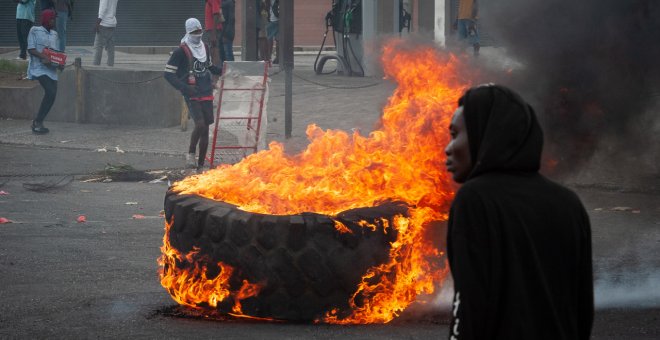 La tensión aumenta en Haití con saqueos y violentas protestas contra el Gobierno