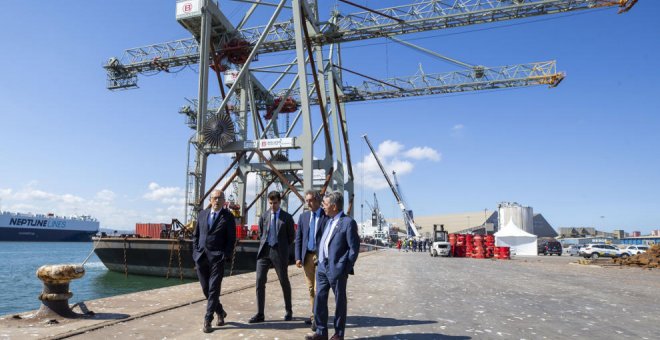 Llegan dos grúas a la nueva terminal de contenedores del Puerto de Santander