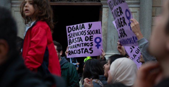 La falta de plazas, el racismo y un mercado de vivienda excluyente abocan a la calle a los migrantes extutelados en Catalunya