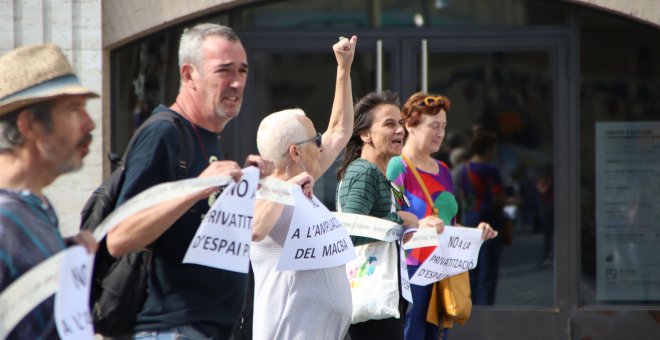 Protesta veïnal al Raval contra l'ampliació del MACBA a la plaça dels Àngels: "No podem perdre ni un m2 d'espai públic"