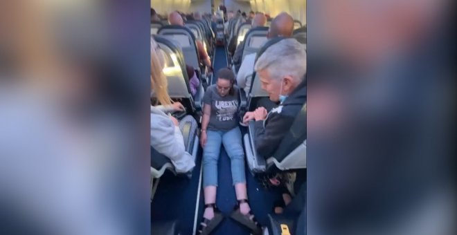 Una mujer sin movilidad en las piernas se ve obligada a arrastrarse por el pasillo de un avión para ir al baño
