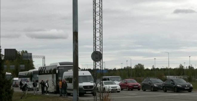 Las carreteras fronterizas de Finlandia se llenan de vehículos por la salida de rusos de su país