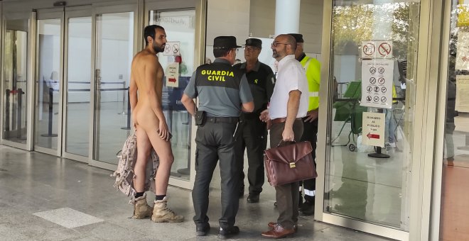 Un juzgado de València anula las sanciones al joven que se presentó sin ropa al juicio por ir desnudo