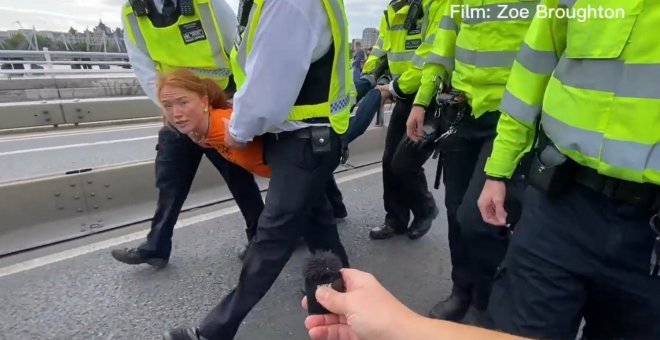 "Estoy haciendo esto por mi hijo": la sorprendente calma de una ecologista que es arrestada y llevada en volandas por la Policía