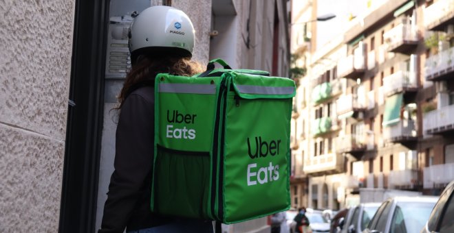 Riders i taxistes també es querellen contra Uber Eats per contractar falsos autònoms