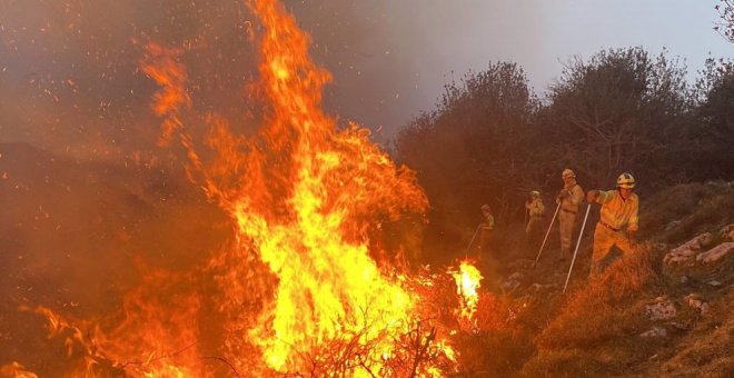 El incendio de Peñarrubia, único que permanece activo de los 14 provocados en el último día