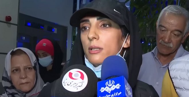 La escaladora Elnaz Rekabi, recibida en Irán al grito de "campeona" tras dos días desaparecida